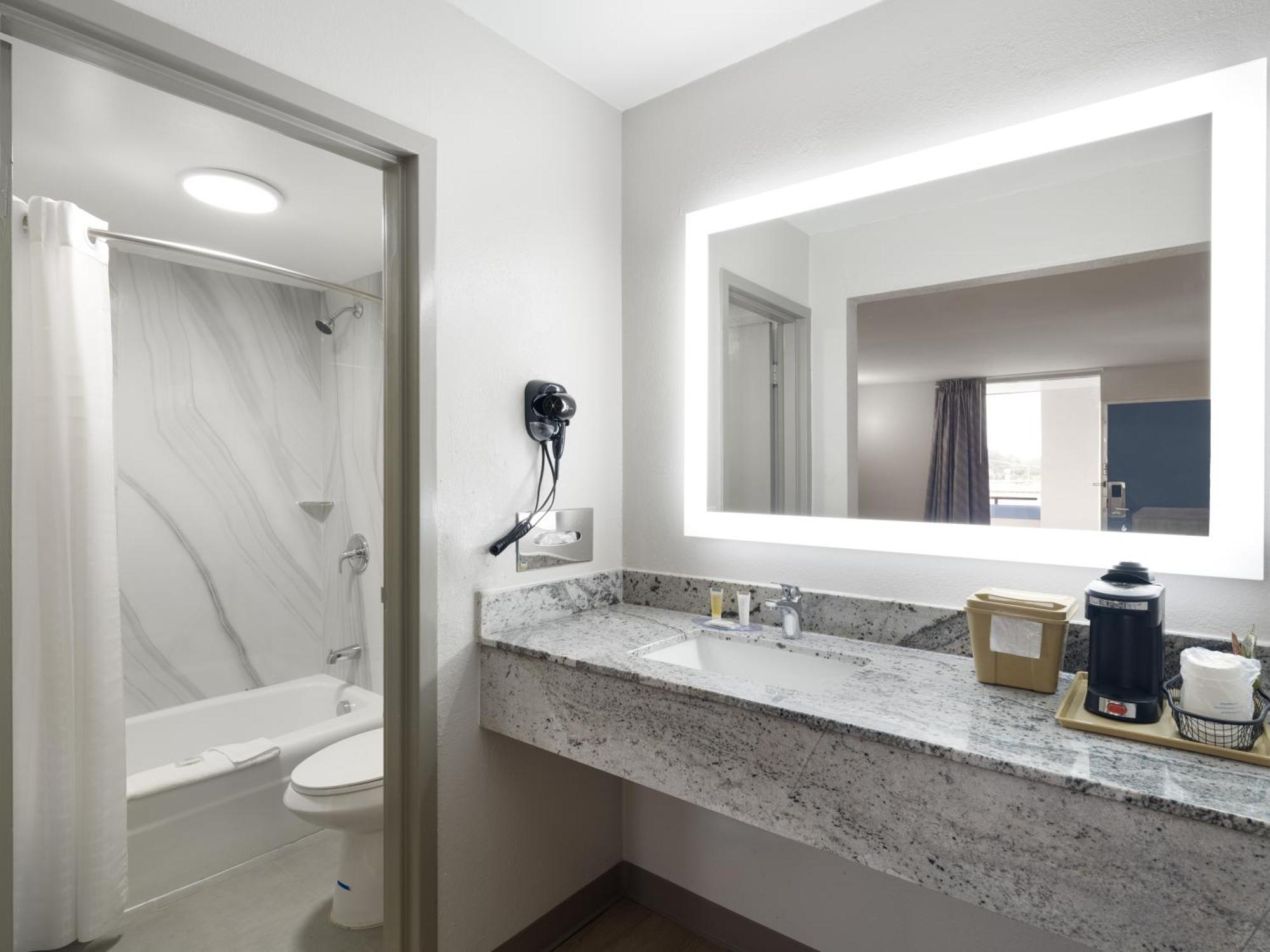 Days-Inn By Wyndham Montgomery I-85 Buitenkant foto