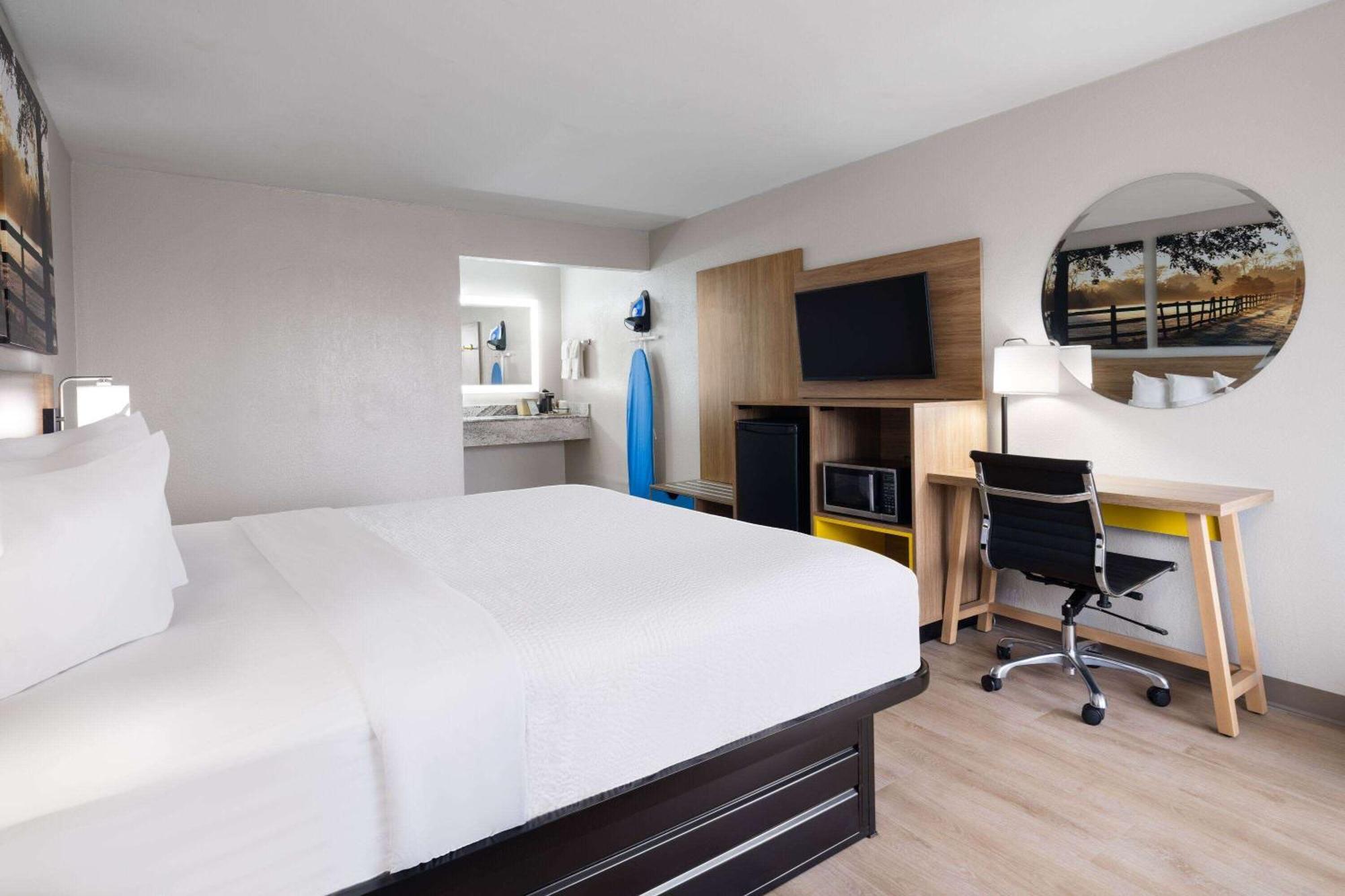 Days-Inn By Wyndham Montgomery I-85 Buitenkant foto